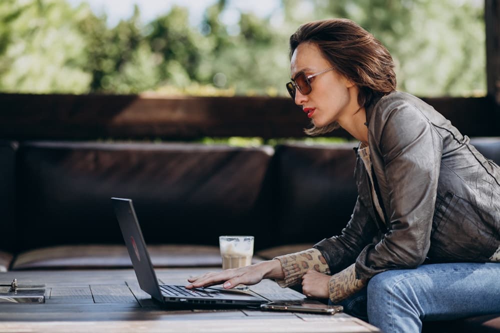 Freelancing a side hustles: Ženy zarábajú menej ako muži a bojujú s obťažovaním