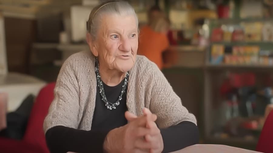 Nonna Anna má 100 rokov a stále obsluhuje vo svojom bare