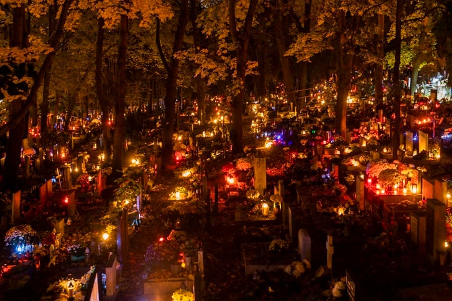 Plastové dekorácie na hroboch sú najškodlivejšie, nedajú sa recyklovať