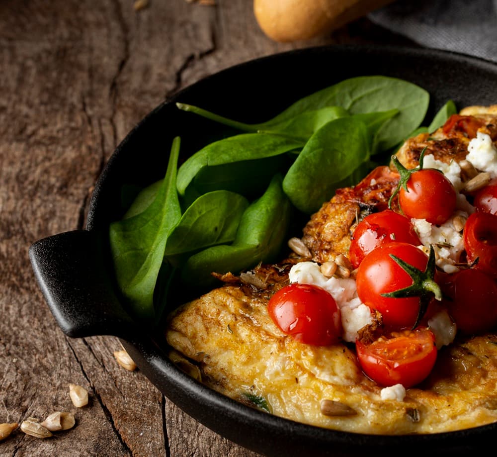 Omeleta so špenátom a paradajkami, recept na chutné raňajky alebo ľahkú večeru
