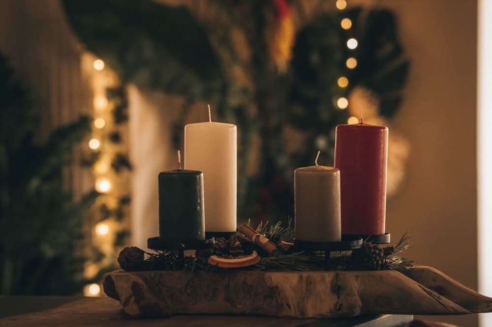 Kedy je prvá adventná nedeľa 2025 a aký je význam štyroch adventných sviečok