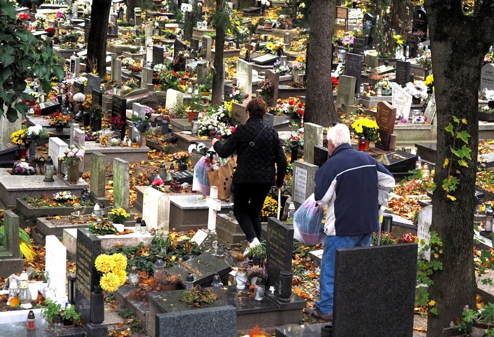 V čase Dušičiek sa môžu vrátiť hnev, pocit viny či nedopovedané slová