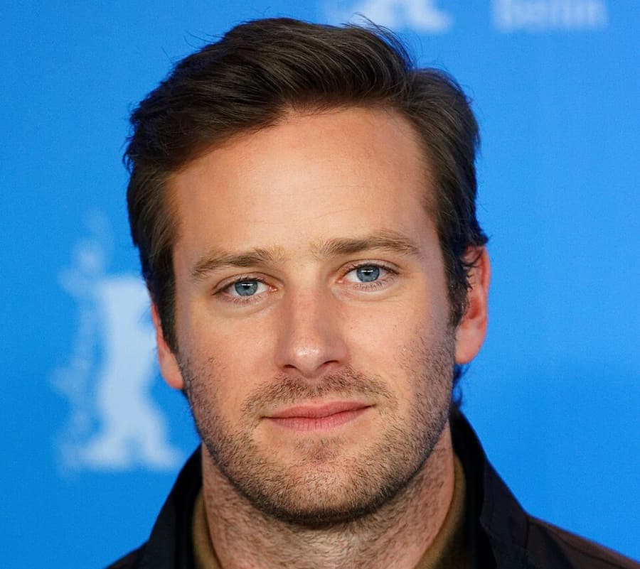 Armie Hammer spájaný s kanibalizmom a sexuálnym napadnutím je späť v novom westerne