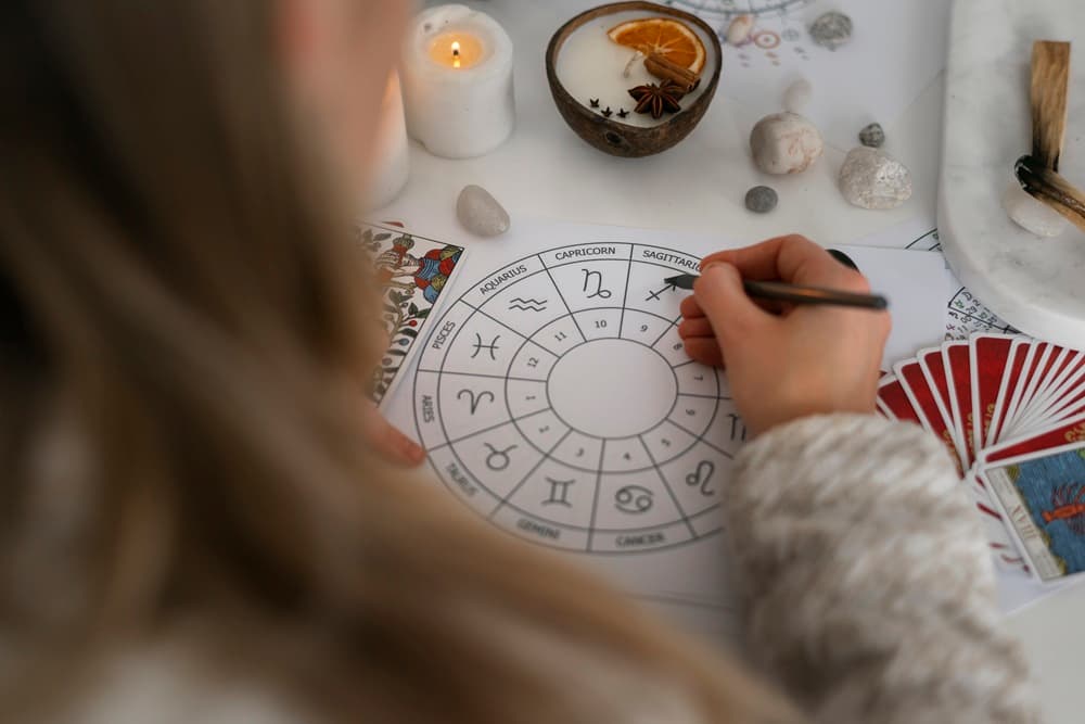 Horoskop na december 2025 pre ženy – týždeň po týždni
