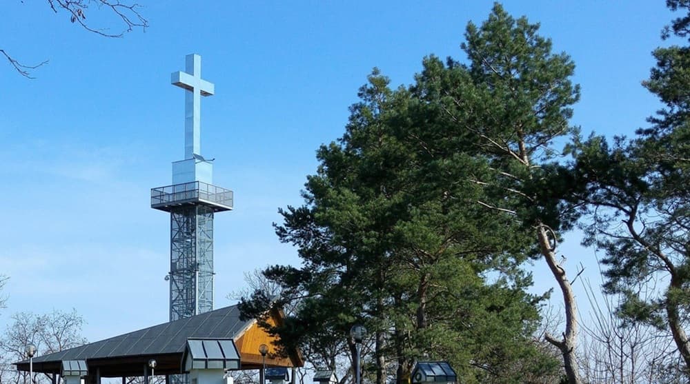 Muž zhodil 22-ročnú expriateľku zo skál na levickej kalvárii