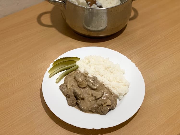 Naservírovaný hovädzí stroganov s ryžou aj kyslými uhorkami. Fotka - Andrea Bunčeková