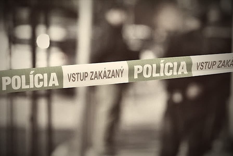 Z bytového domu v Bratislave vypadla 90-ročná žena