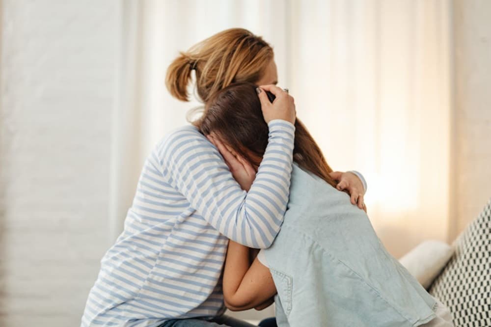 Francúzsky súd odsúdil 3 mužov za znásilnenie 18-ročnej ženy. Mama obete rok schovávala dôkazy