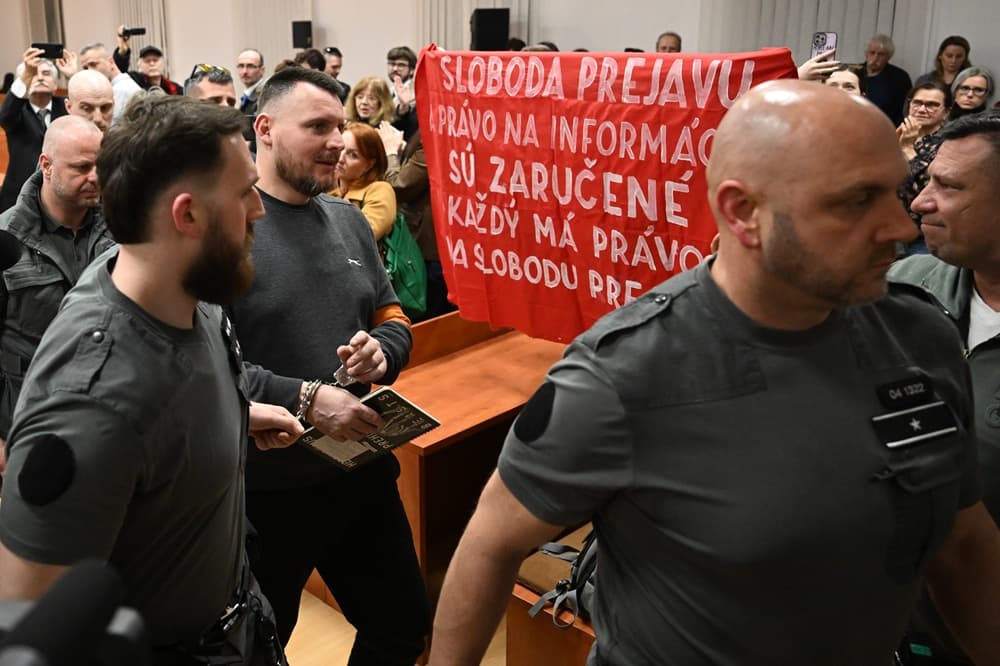 Daniel Bombic je vinný z viacerých trestných činov, ostáva vo väzbe