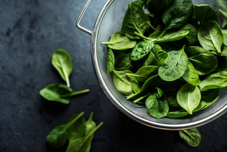 Mrazený alebo čerstvý špenát ako hlavná ingrediencia v roláde. Fotka - Freepik