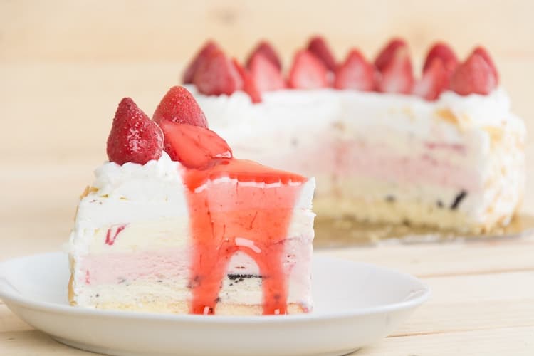 Veľkonočná torta môže byť vyzdobená ako len chcete. Fotka - Freepik
