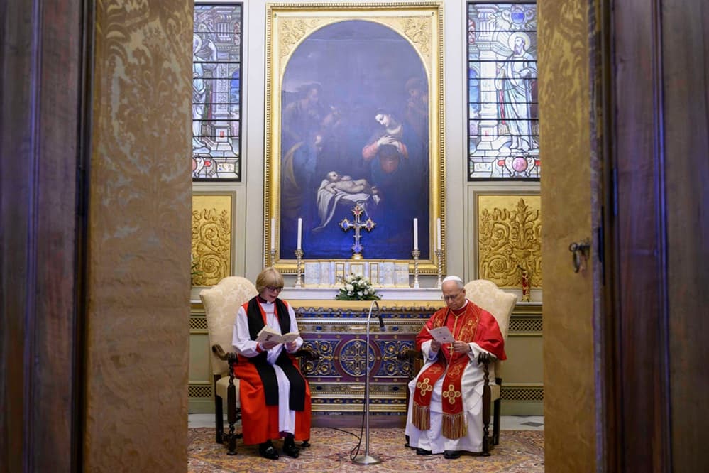 Pápež sa stretol s arcibiskupkou z Canterbury, cirkvi rozdeľujú ženy