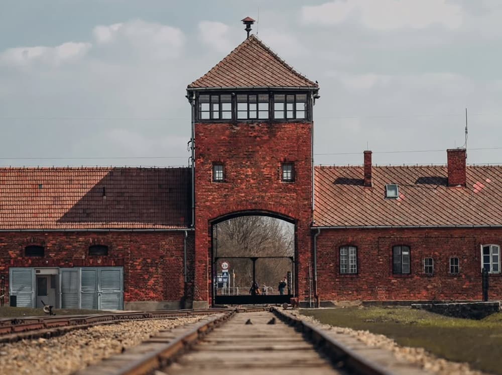 Nezabiješ je príbeh o dvoch odvlečených židovských sestrách