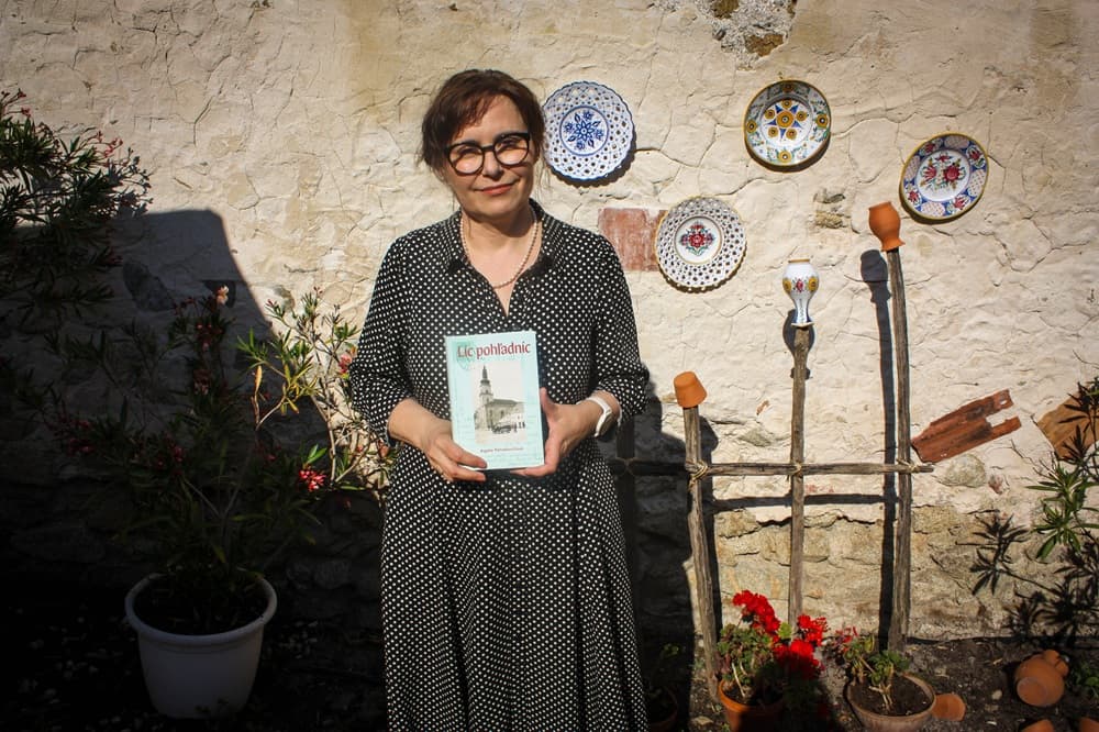 Agáta Petrakovičová skúma staré pohľadnice z druhej strany