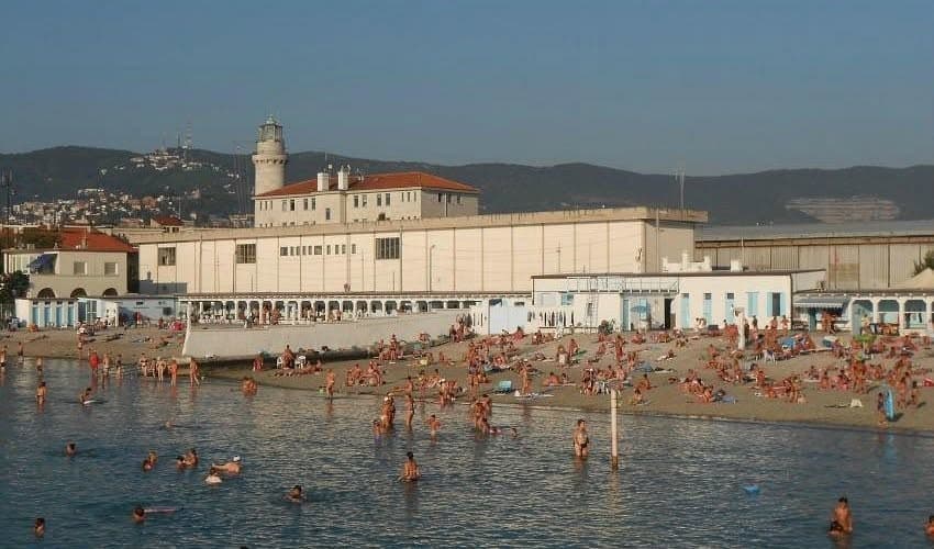 Múr v Terste prežil monarchiu i dve svetové vojny. Na pláži stále oddeľuje ženy od mužov