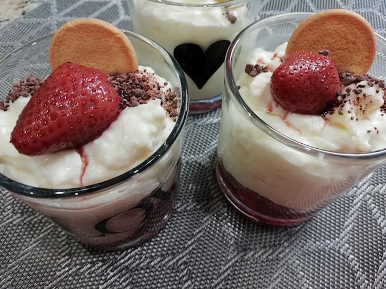 A tu už je finálny dezert s mascarpone, banánom a jahodami v pohároch. Fotka - Redakcia Žien v meste