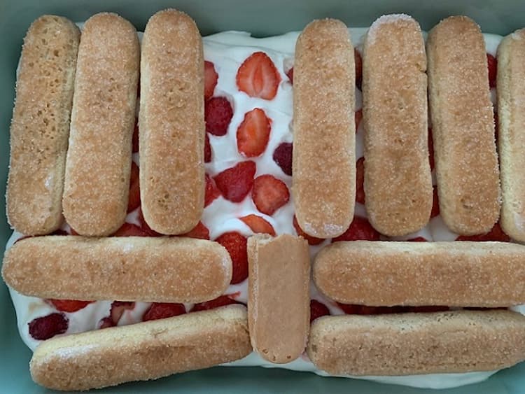 5. Potom poukladáme nakrájané jahody a na ne druhú vrstvu piškót, ktoré sme v krátkosti namočili v káve. Piškótu odporúčame namočiť len do jednej polovice plochou stranou. Stačí ponoriť a hneď vytiahnuť, pretože piškóta nasaje aj vlhkosť z krému. Fotka - Andrea