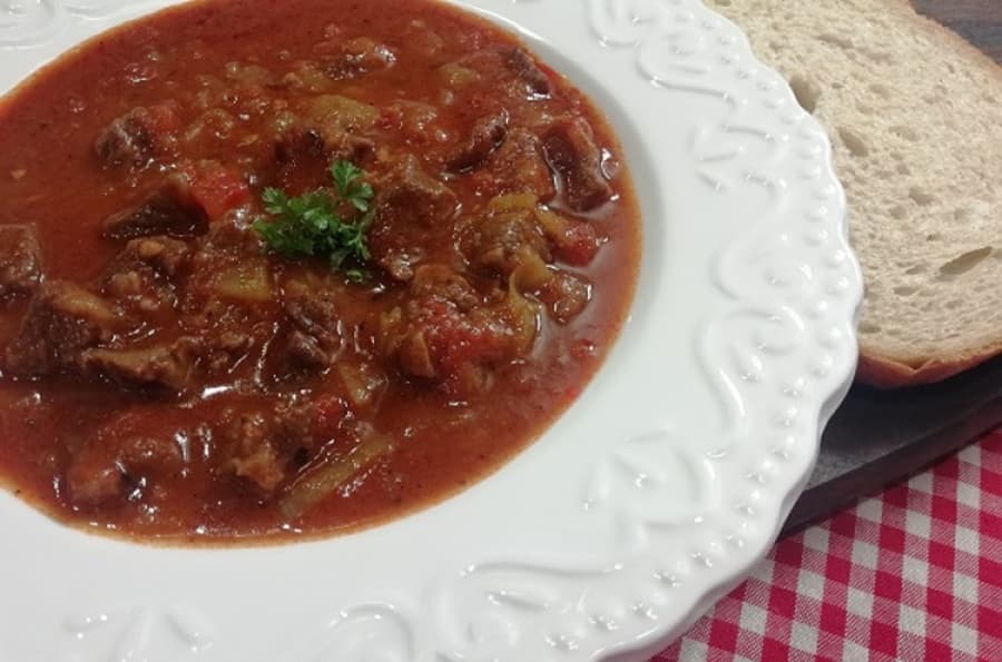 Najlepší maďarský guláš: Tradičný recept krok za krokom
