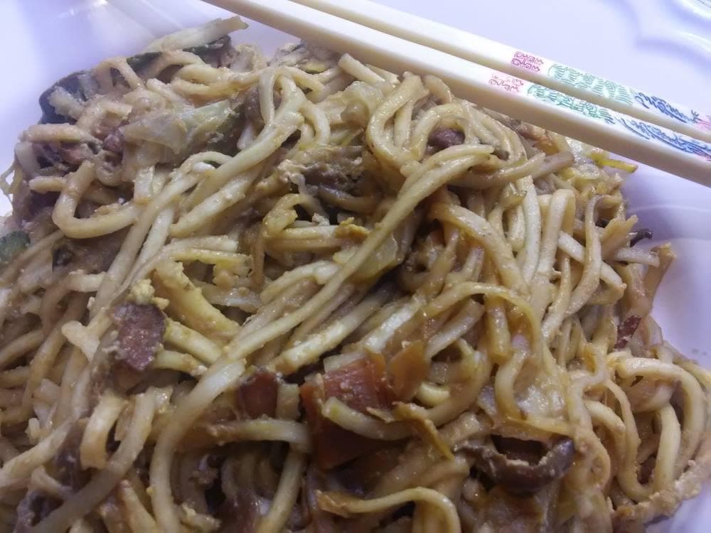 Chutné čínske opekané rezance s kuracím mäsom a vajcom, RECEPT
