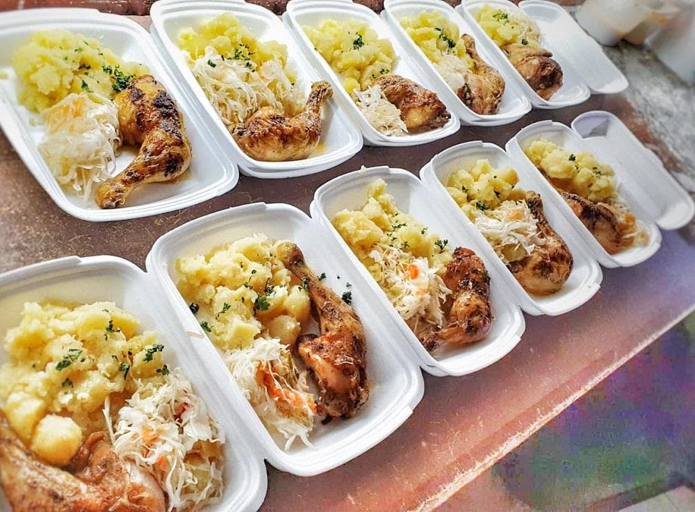 Obedy a večere vozia zdravotníkom zadarmo. Zapojiť sa môžu ďalšie reštaurácie