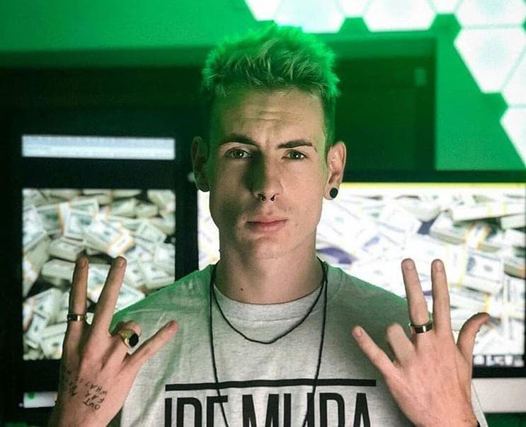 Exploited sa ospravedlnil za pesničku o sexuálnom predátorovi