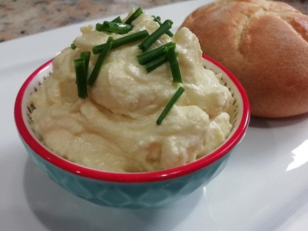 Lahodná vajíčková nátierka s parmezánom. Recept, ktorý nič neprekoná
