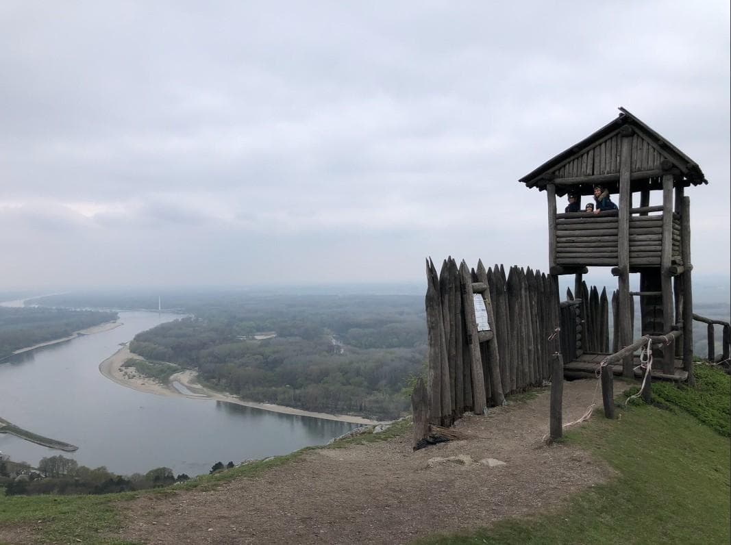 Cyklotrasa Bratislava – Hainburg. Urobte si piknik na vrchu Braunsberg, čaká vás nádherný výhľad