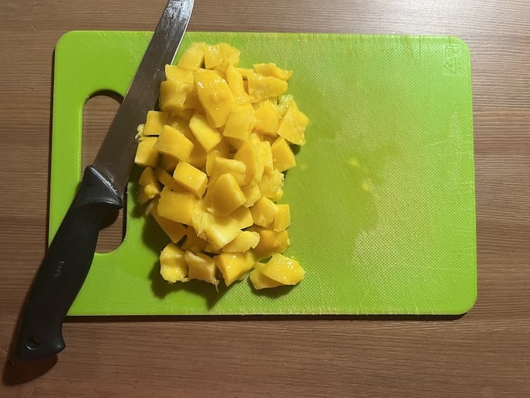 1. Ako prvé si nakrájame na malé kúsky zrelé mango, aby nám to išlo čo najjednoduchšie a aby bolo ovocie čo najsladšie. Fotka - Zuzana Zsilleová