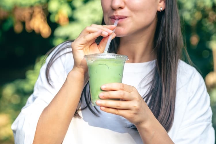 Ľadové matcha latte osvieži najmä v lete. Ilustračná fotka - Freepik