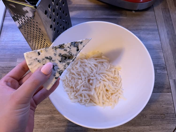2. Presne ako s Eidamom, tak aj nivu si nastrúhame do tej istej misky. Fotka - Zuzana Zsilleová