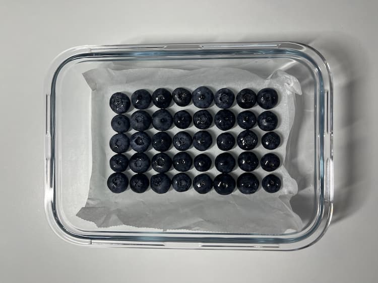 1. Na začiatok si nachystáme nádobu s papierom na pečenie, do ktorej naukladáme čučoriedky, prípadne iné ovocie, ktoré si želáme mať v čokoláde. Fotka - Zuzana Zsilleová