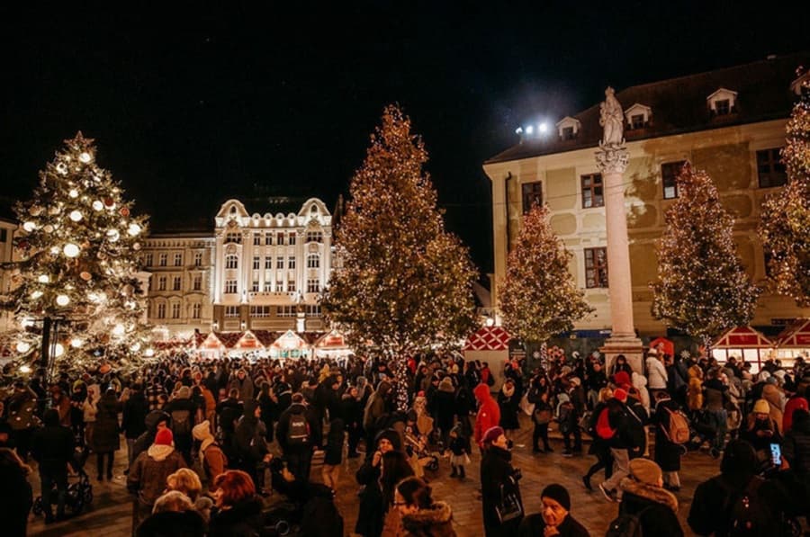 Vianočné trhy v Bratislave 2025: Prvý raz majú Vianočný tip – lacnejšie jedlá i nápoje