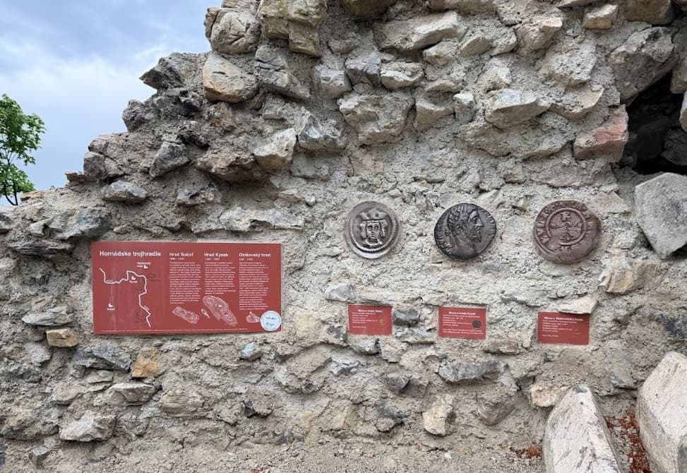 Z nenápadných ruín je nový turistický hit: Hrad Sokoľ otvoril vyhliadku