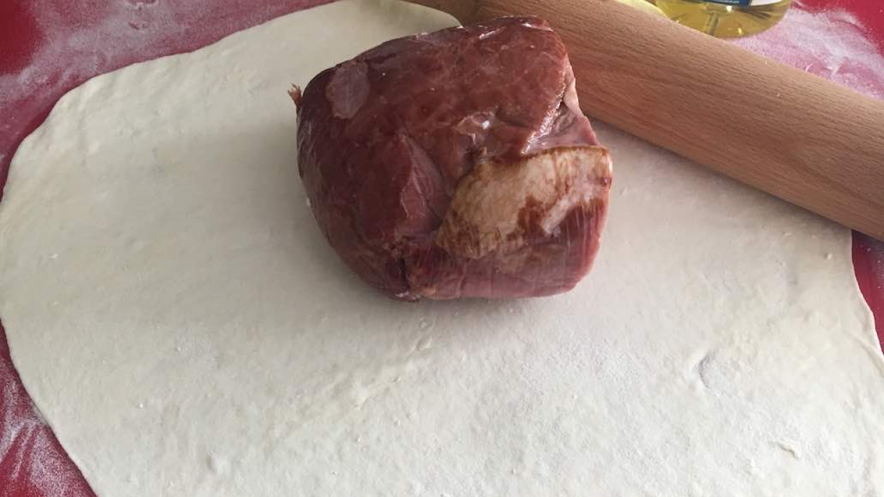 Recept na šťavnaté údené mäso pečené v cestíčku