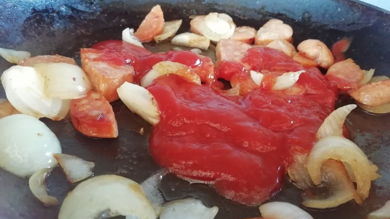Špekáčky na panvici s kečupom a cibuľou