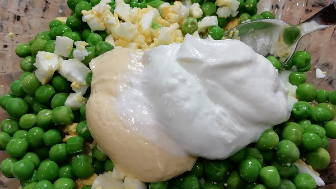 Vajíčkový šalát so zeleným hráškom
