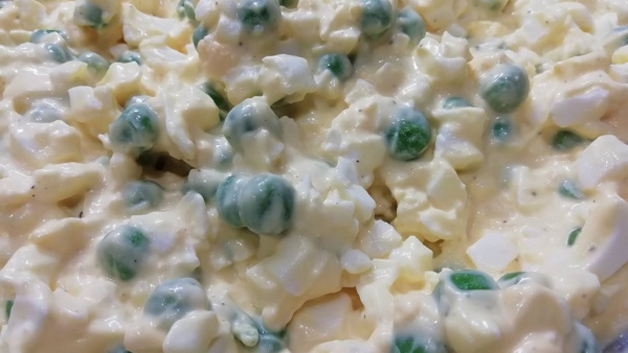 Vajíčkový šalát so zeleným hráškom