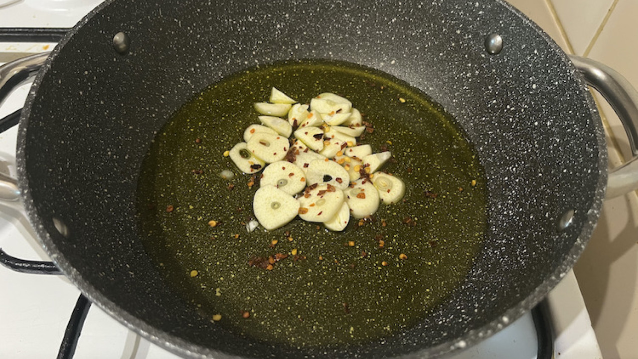 Aglio olio špagety s krevetami: Krok 4