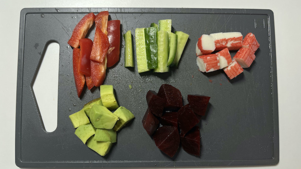 Poké bowl s medvedím cesnakom a krevetami: Krok 1