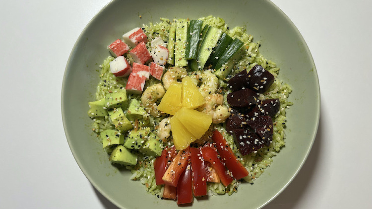 Poké bowl s medvedím cesnakom a krevetami: Krok 8