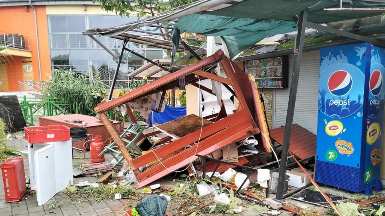 Škody po smršti na kúpalisku Podhájska