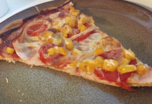 Šunková pizza s kukuricou