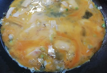 Omeleta so špenátom a syrom