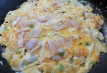 Omeleta so špenátom a syrom