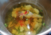 Karfiolová polievka s hráškom a krupicovými haluškami