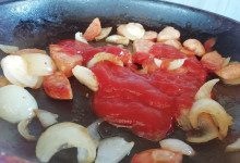 Špekáčky na panvici s kečupom a cibuľou