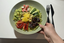 Poké bowl s medvedím cesnakom a krevetami: Hlavná fotka 3