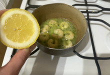 Poké bowl s medvedím cesnakom a krevetami: Krok 4
