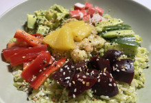 Poké bowl s medvedím cesnakom a krevetami: Hlavná fotka 2