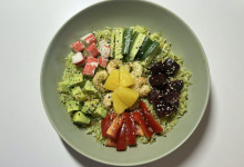 Poké bowl s medvedím cesnakom a krevetami: Krok 8